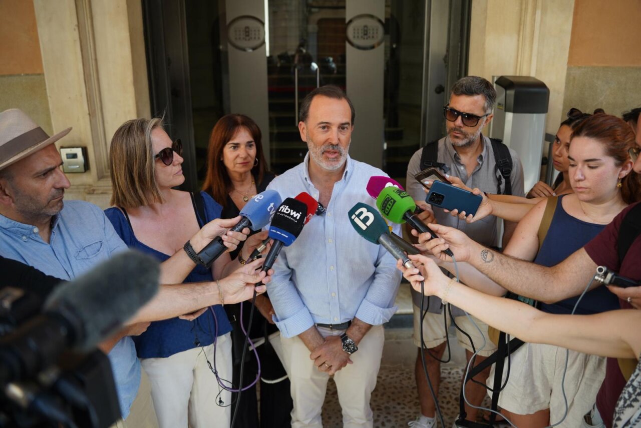El presidente del Parlament balear, Gabriel Le Senne, ofrece declaraciones a los medios.