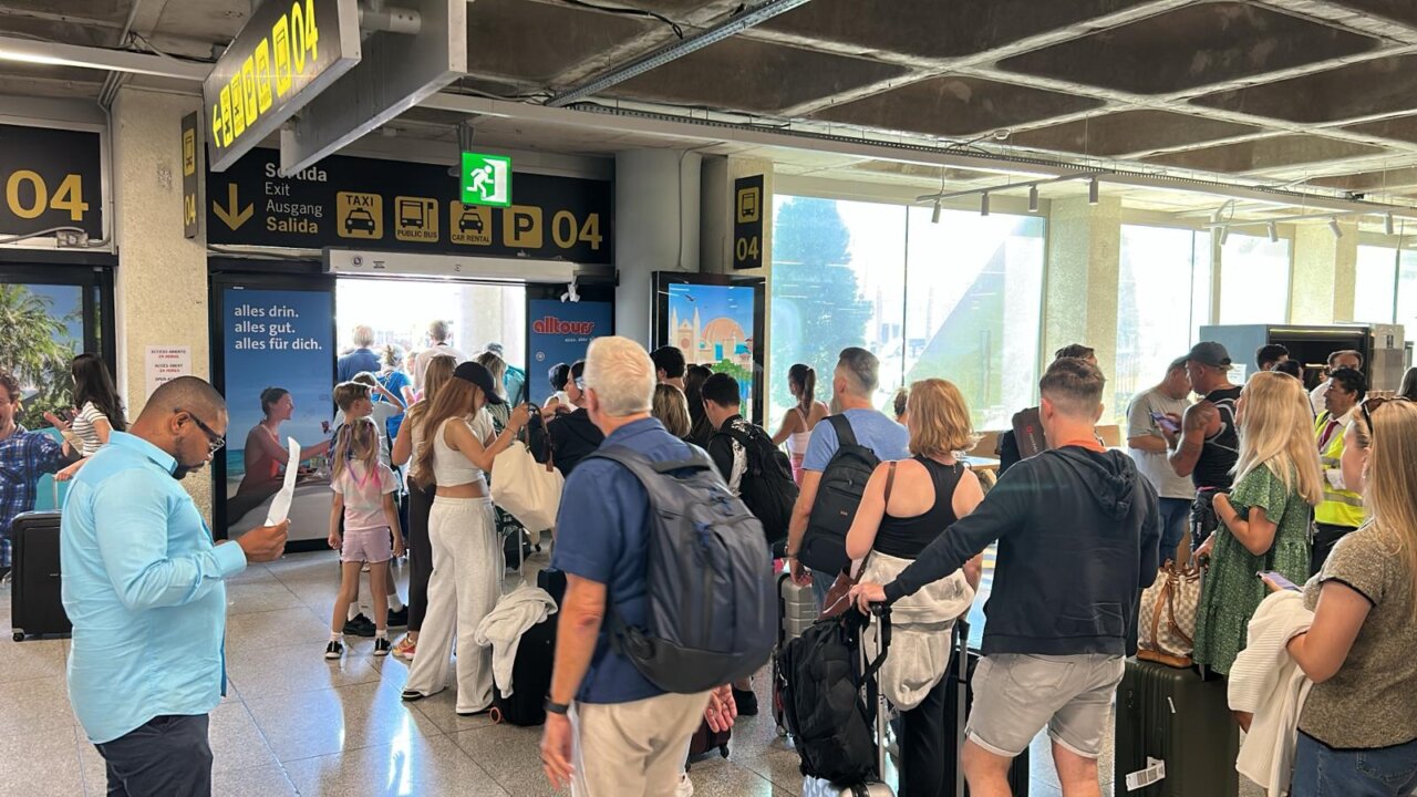 cola taxi Aeropuerto Palma llegadas cola taxi Aeropuerto Palma llegadas