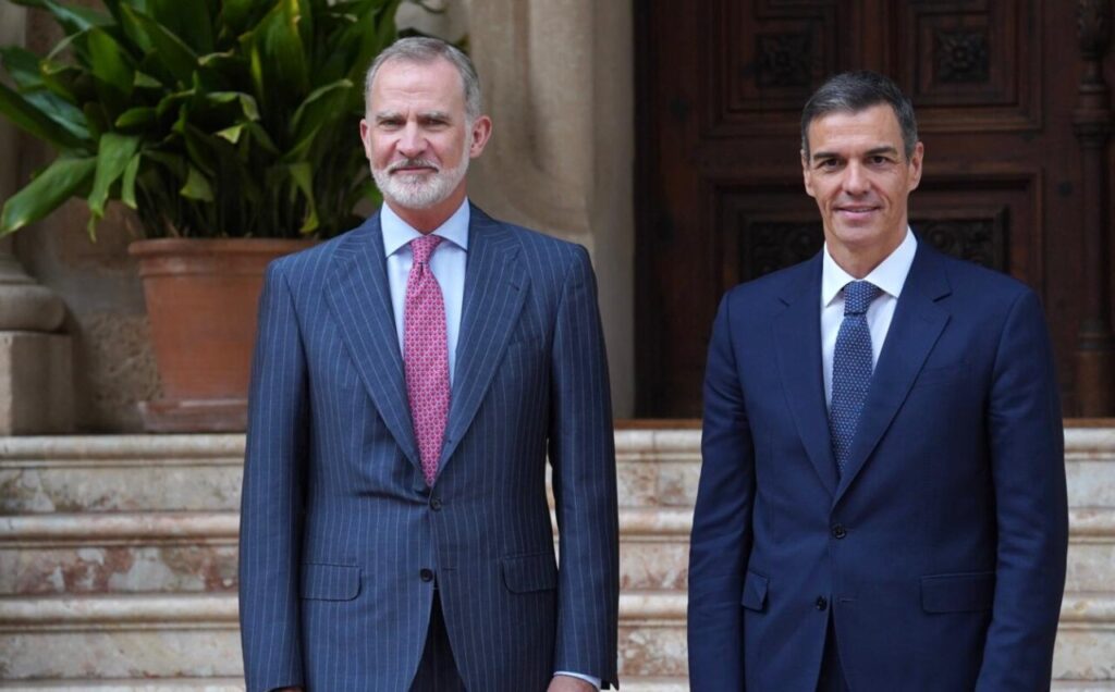 Felipe VI y Pedro Sánchez en el despacho de verano en el Palacio de Marivent.