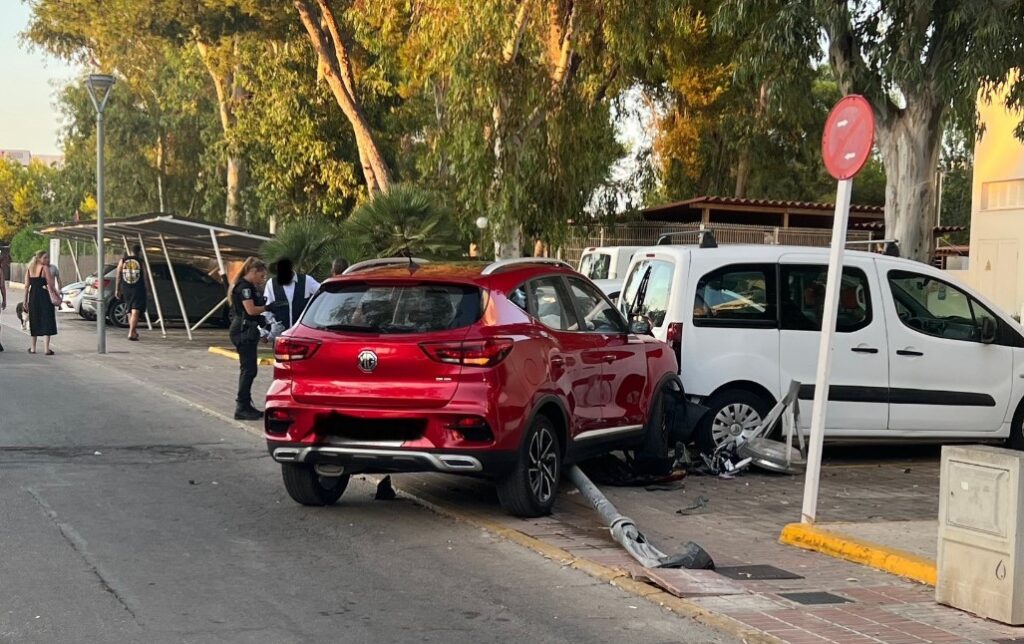 Un conductor borracho y drogado tumba una farola y se estrella contra un coche en Alcúdia