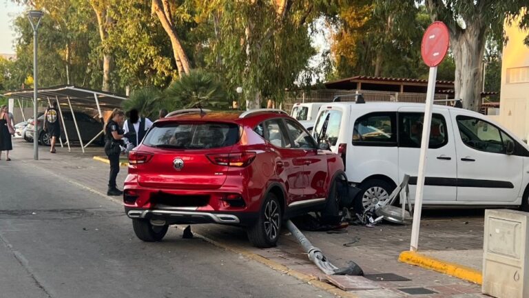 Un conductor borracho y drogado tumba una farola y se estrella contra un coche en Alcúdia