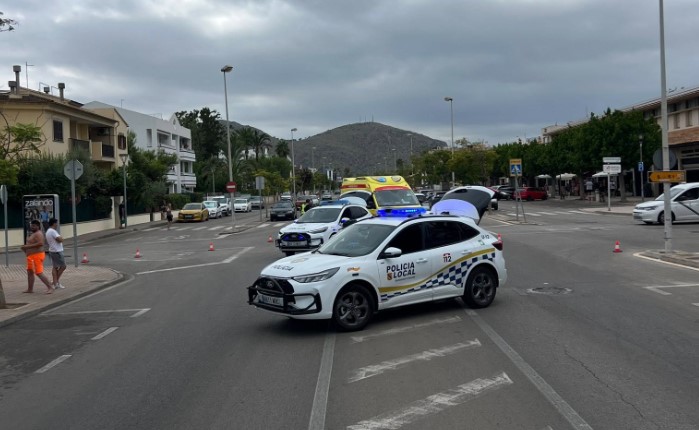 Herida grave una motorista tras chocar contra un coche en Alcúdia