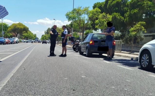 Dos heridos graves tras el choque entre una moto y un coche en Alcúdia