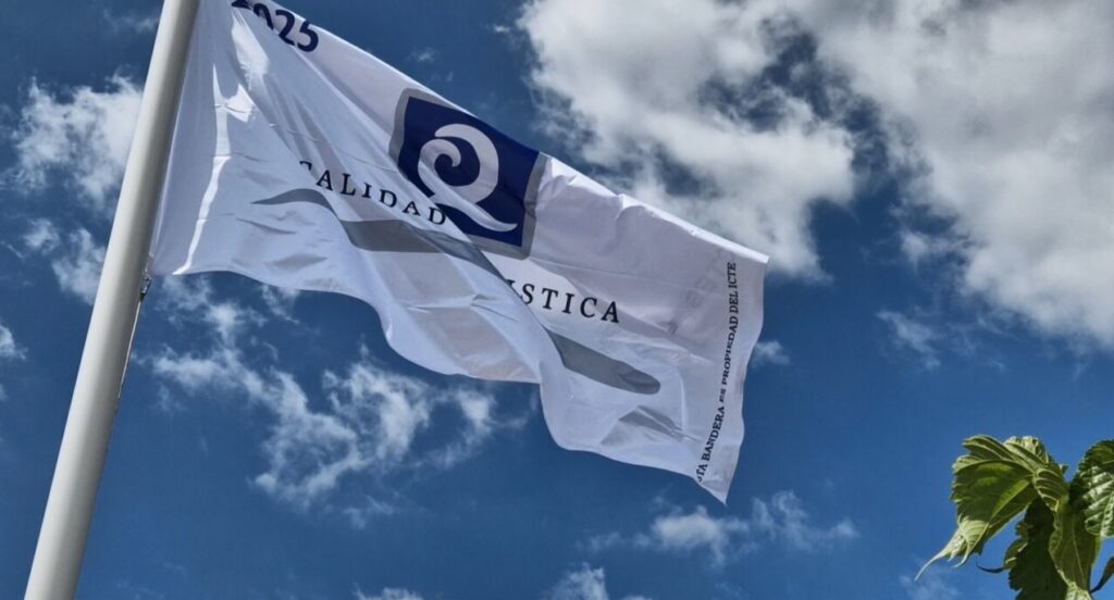 Calvià iza las 15 banderas Q de Calidad Turística