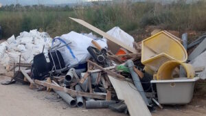 Una factura a nombre de un fallecido delata al autor de un vertido de escombros en Son Ferriol