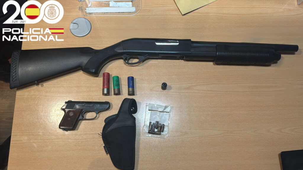 Un hombre, en estado de embriaguez, amenazó a una camarera en un bar con una escopeta simulada y una pistola real tras ser negado más alcohol.