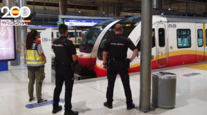 Un hombre se masturba en el tren delante de dos menores