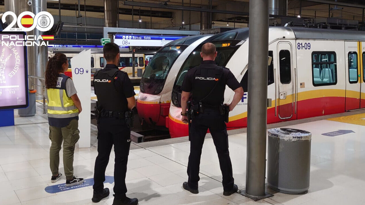Un hombre se masturba en el tren delante de dos menores