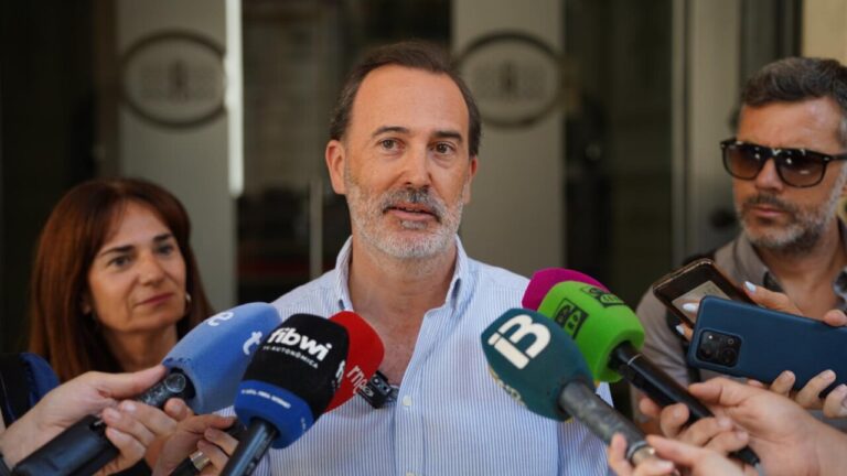 El presidente del Parlament balear, Gabriel Le Senne, ofrece declaraciones a los medios.