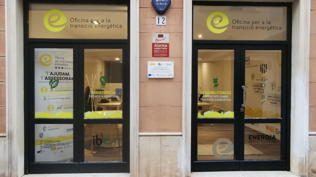 fachada de la oficina de transición energética en Ibiza fachada de la oficina de transición energética en Ibiza