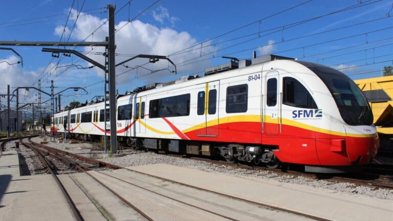 Archivo - Un tren de Serveis Ferroviaris de Mallorca.