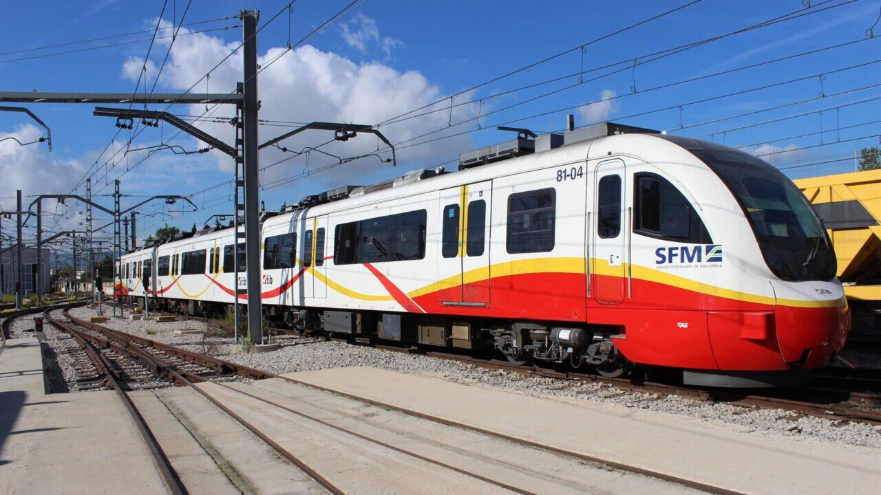 Archivo - Un tren de Serveis Ferroviaris de Mallorca.