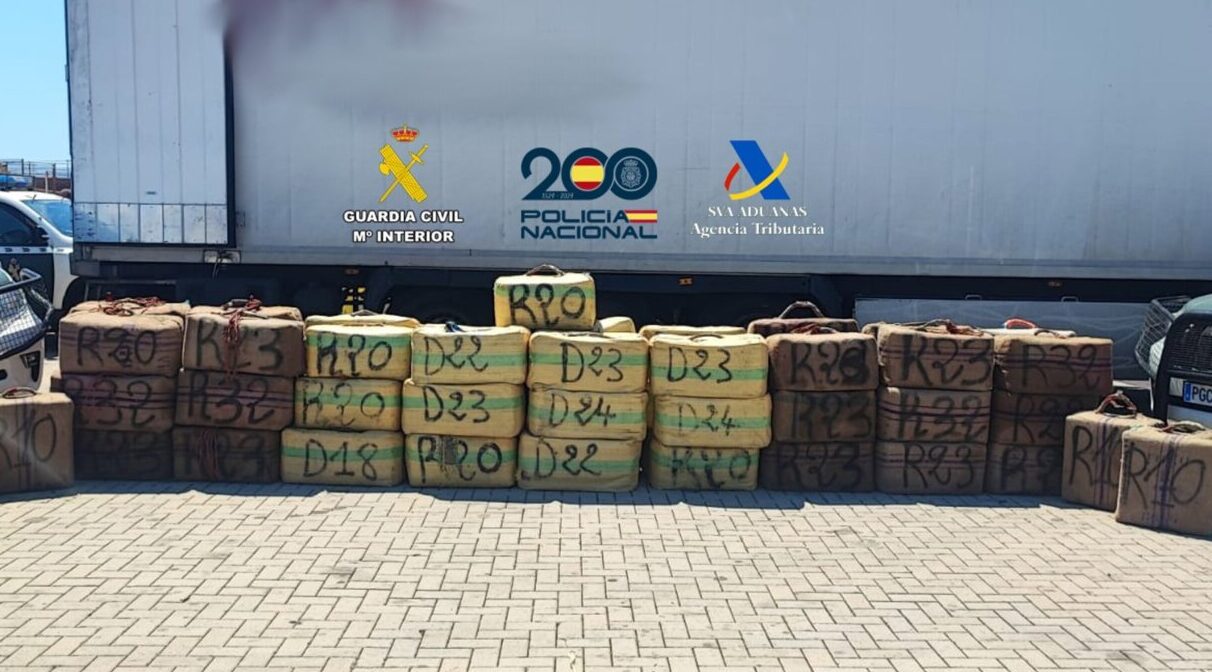 Sucesos. Detenido en Ibiza un conductor que embarcó en un ferry con 2.500 kilos de hachís ocultos en el camión