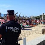 Un polic&iacute;a local vigila un tramo de Playa de Palma. - POLIC&Iacute;A LOCAL DE PALMA