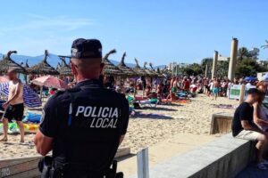 Un polic&iacute;a local vigila un tramo de Playa de Palma. - POLIC&Iacute;A LOCAL DE PALMA