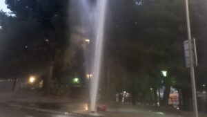 La rotura de una boca de incendios provoca una espectacular fuga de agua junto a Porto Pi