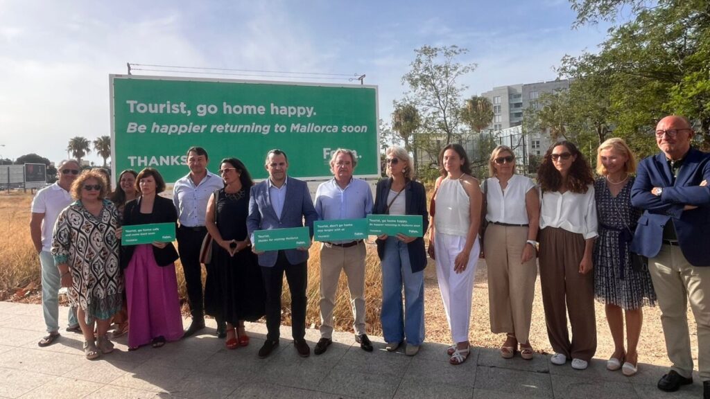 hoteleros posan junto al nuevo cartel a favor del turismo hoteleros posan junto al nuevo cartel a favor del turismo