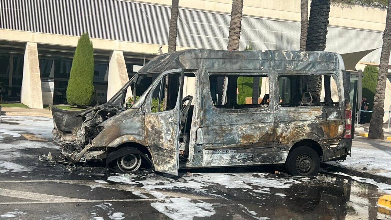 minibus quemado aeropuerto julio 2025