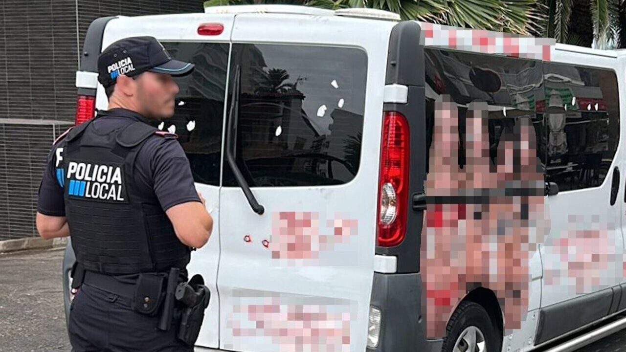 Sucesos. Denunciada una empresa por publicidad denigrante hacia las mujeres en una furgoneta en la Playa de Palma