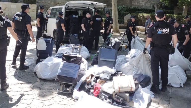 Golpe a la venta ambulante en s'Hort del Rei: seis contenedores llenos de productos falsificados