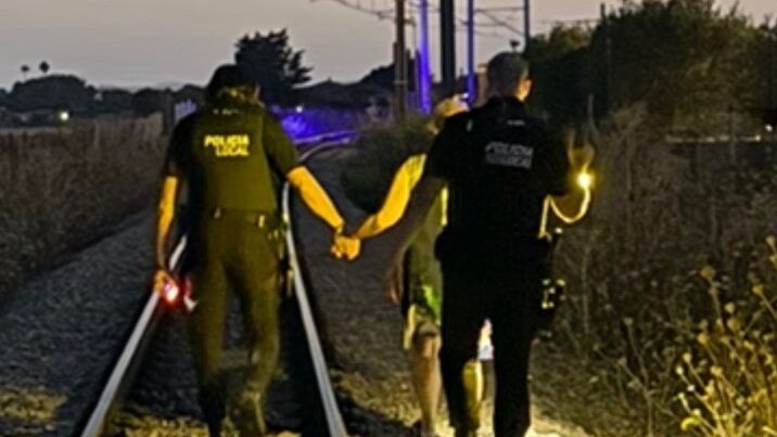 Rescatada una anciana que caminaba por las vías del tren en Petra