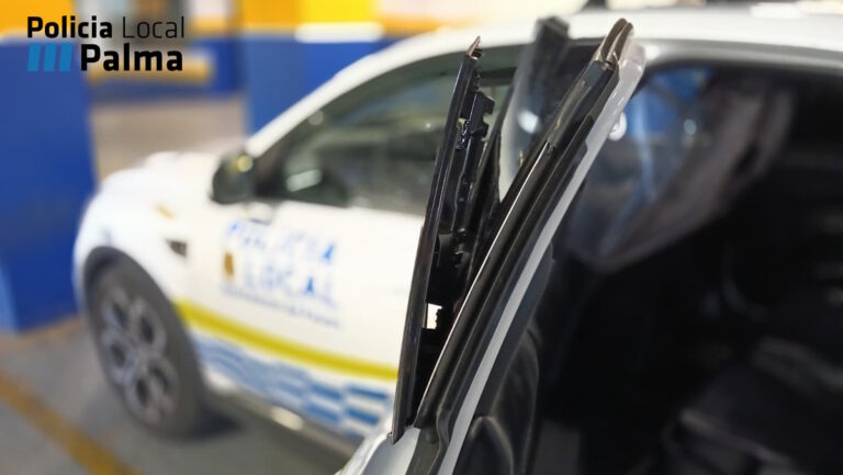 Detenida en Palma por intentar agredir con un cúter a una agente y dañar un coche policial
