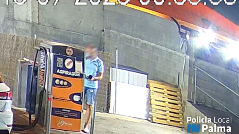 Las cámaras graban cómo se guarda 225 euros de una cartera antes de entregarla