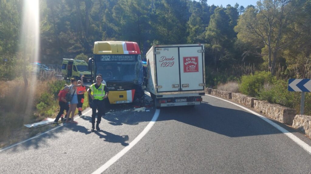 Un choque frontal entre un bus del TIB y un camión en la Serra deja tres heridos leves