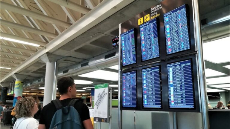 Los sindicatos suspenden la huelga de 'handling' y reabren las negociaciones