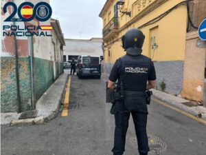 Sucesos. Detenida una mujer por amenazar de muerte a su casero con un cuchillo en Palma