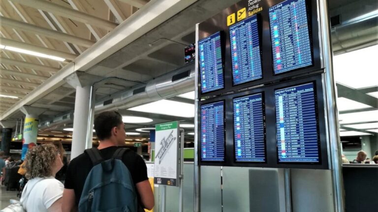 Retrasos y cancelaciones en los aeropuertos de Baleares ante la previsión de fuertes tormentas