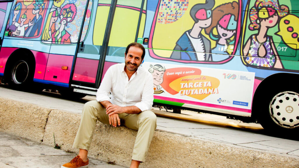 Antonio Fernández ante una de sus obras