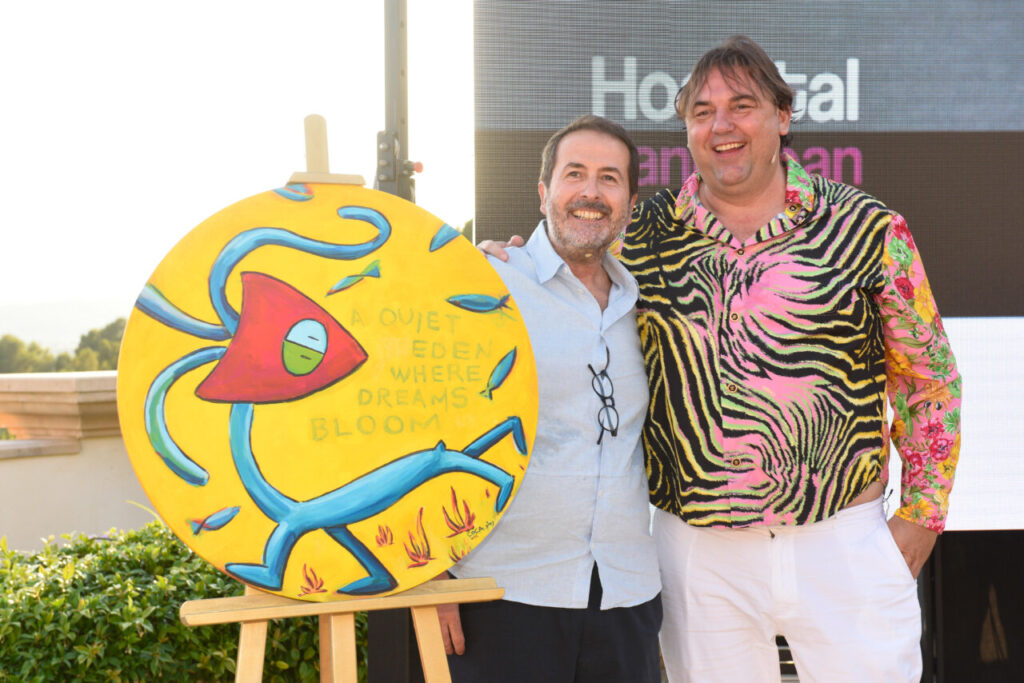 Antonio Fernández con una de sus obras