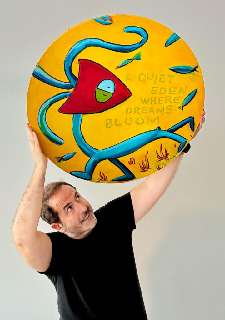 Antonio Fernández sujetando una de sus obras