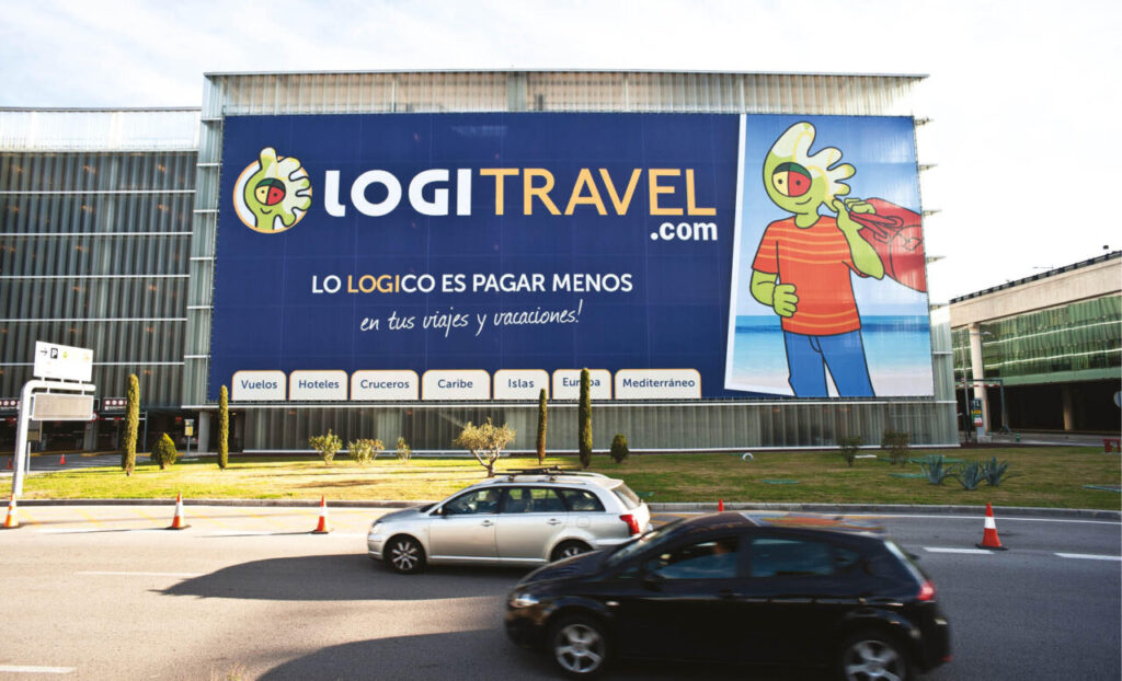 Antonio Fernández y el logo de logitravel