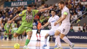 Bruno Gomes disputando un partido en Son Moix contra el Semey