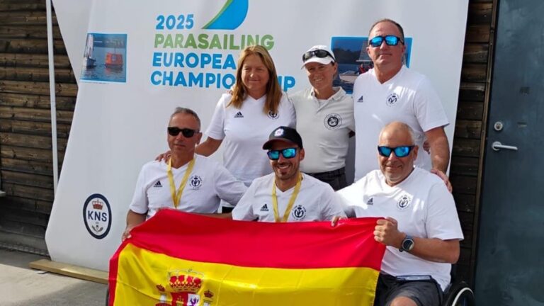 Equipo del Club de Vela del Port d'Andratx posa tras el triunfo en el europeo