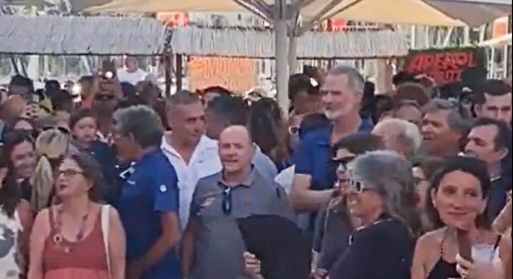 El rey, a la derecha en la imagen, durante el concierto de Anglada