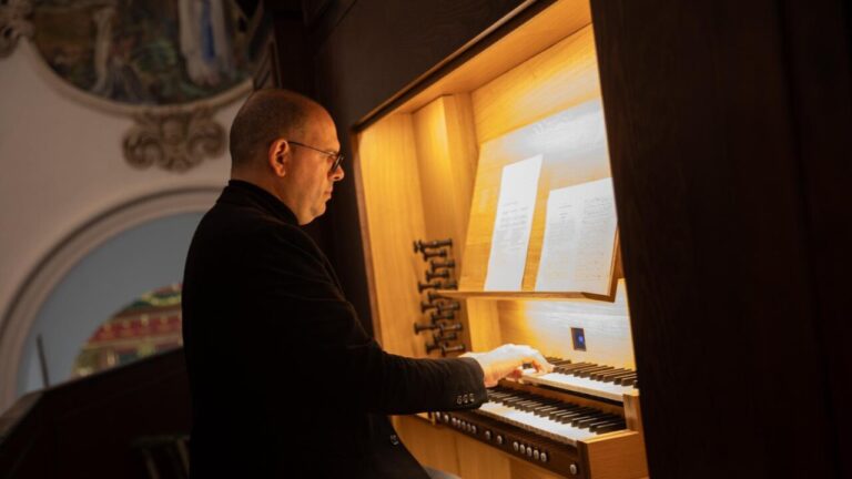 El organista Rafel Riera volvió a hacer sonar el instrumento. | Fuente: @vmaritorres