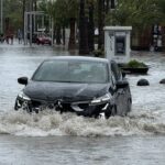 Un coche circulando por una vía anegada en Alcúdia. | Autor: cuenta de 'X' @DuncanWingen.