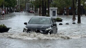Un coche circulando por una vía anegada en Alcúdia. | Autor: cuenta de 'X' @DuncanWingen.