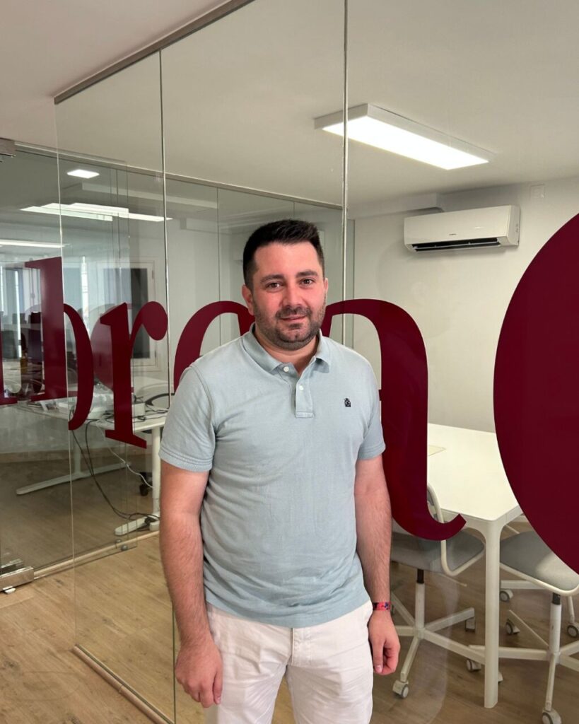 Llorenç Perelló posa en la redacción de Mallorcadiario Llorenç Perelló posa en la redacción de Mallorcadiario