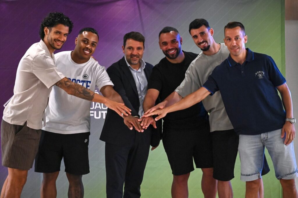 Lucão Alisson José Tirado Dennis Deivão y Lin posan en el Aubamar Convention Center 2 (1)