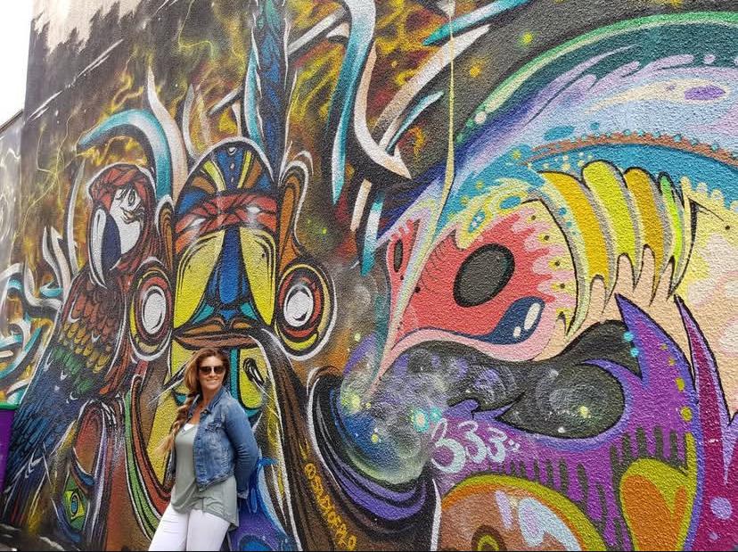 María Martínez Barceló junto a un mural