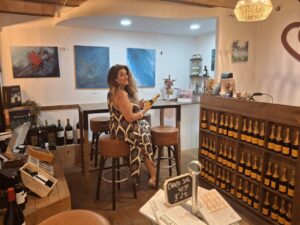 María Martínez Barceló tomando vinos
