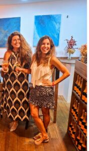 María Martínez Barceló tomando vinos con amigas