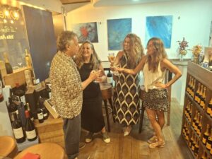 María Martínez Barceló tomando vinos con amigas y Xisco Barceló