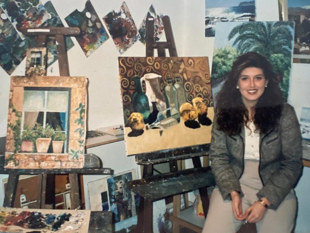 María Martínez Barceló trabajando en su estudio de joven