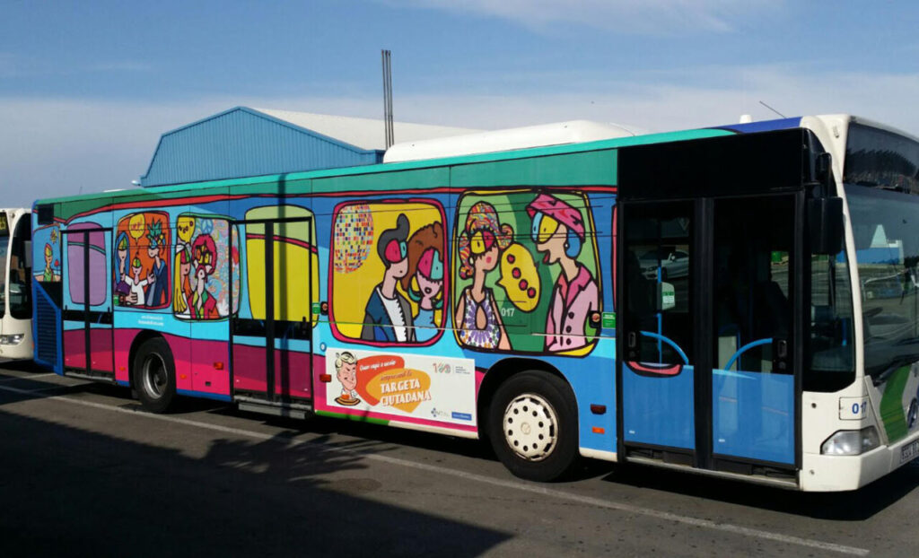 Obra de Antonio Fernández en un autobús público