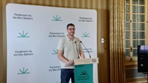 El portavoz del PP en el Parlament, Sebastià Sagreras, comparece ante los medios.